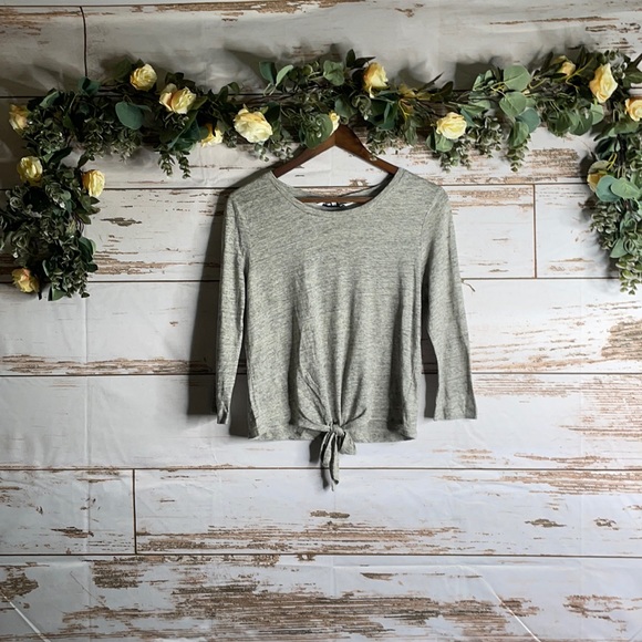 Women's Cupcakes and Cashmere Long Sleeve Gray Knotted Linen Top - Picture 1 of 2